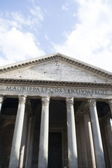 Naklejka premium pantheon in rome with a horse in foreground