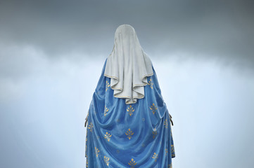 Virgin mary statue - obrazy, fototapety, plakaty