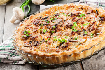 Tart with chicken, mushrooms and cheese