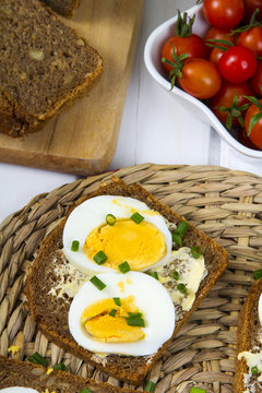 Healthy whole wheat sandwiches with eggs and chives