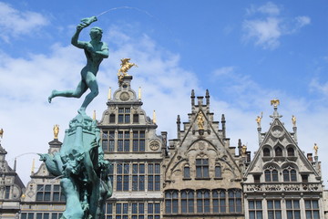 Fototapeta na wymiar Antwerpener Pracht / Brabobrunnen vor den Giebeln der Zunfthäuser auf dem Grote Markt in Antwerpen