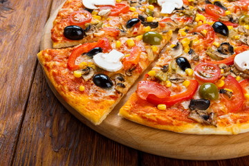 Delicious vegetarian pizza with tomatoes, mushrooms and olives
