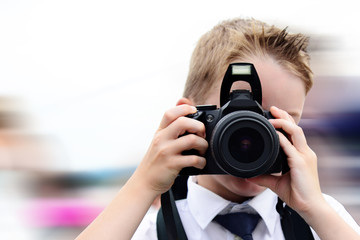 kind beim fotografieren