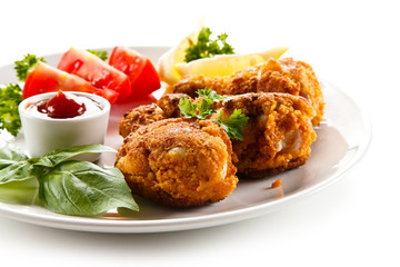 Roasted chicken drumsticks and vegetables 