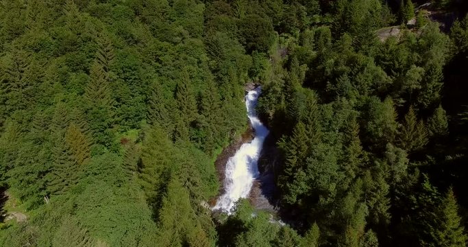 Aerial 4k - Torrente e cascata in montagna