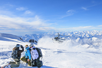 Helikopter bringt Skifahrergruppe auf einen Gletscher
