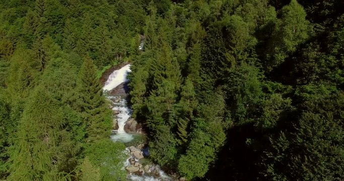 Aerial 4k - Torrente e cascata in montagna
