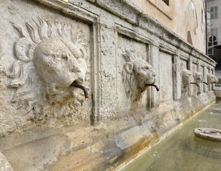 Fototapeta na wymiar Fontana Antica, Assisi, Italia