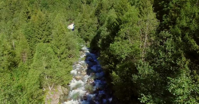 Aerial 4k - Torrente e cascata in montagna