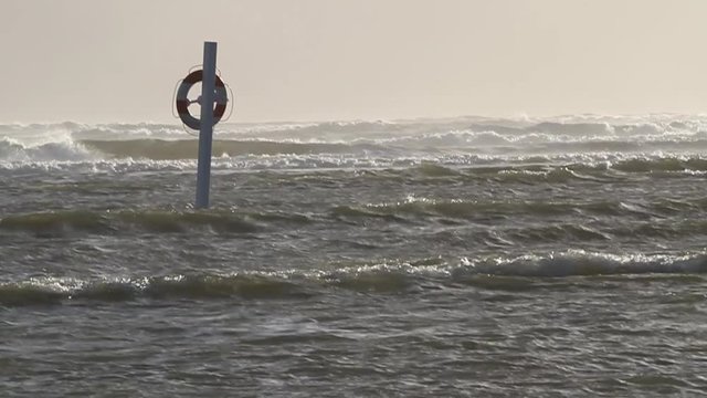 Rettungsring bei Sturmflut