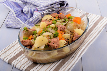 Fototapeta na wymiar stovies with onions, carrots, potatoes and corned beef