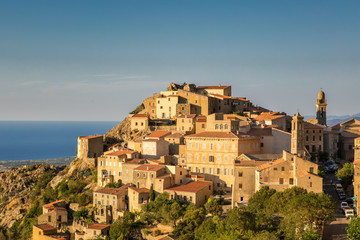 Fototapeta na wymiar Evening sun on mountain village of Speloncato in Corsica