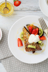 Breakfast toasts with fruits and cream