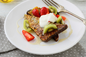 Breakfast toasts with fruits and honey