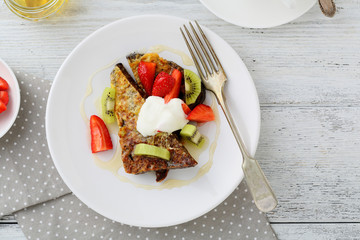 French toasts with fruits and cream