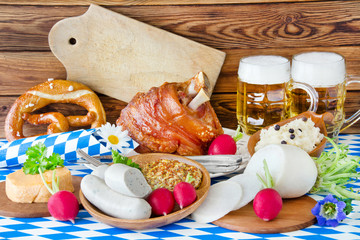 Schweinshaxe und Weißwurst mit Bier - Oktoberfest 2016