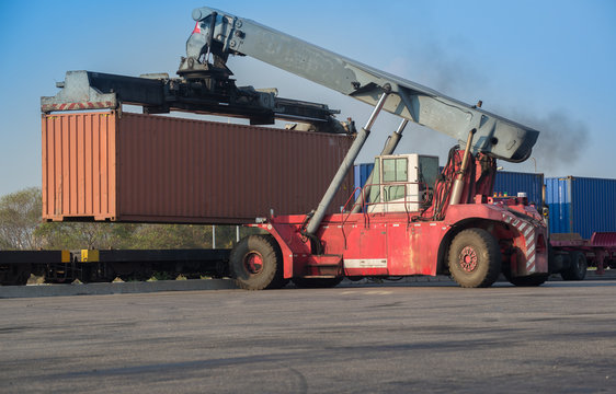 Loading and unloading of containers in the port industrial , Tra