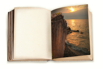 Altes Buch, Sommerlandschaft und leere Seite