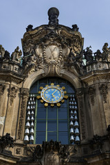  Glockenspiel mit Uhr im Zwinger in Dresden