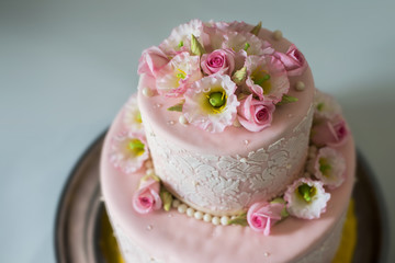 Obraz na płótnie Canvas Wedding cake with roses