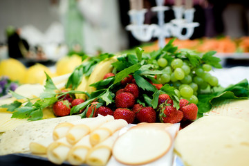 Käseplatte mit Obst