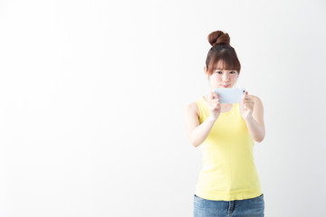 ノースリーブの女性・白壁