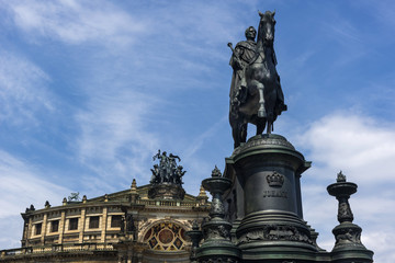 Fototapeta na wymiar König Johann und Semperoper in Dresden