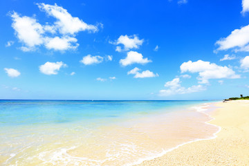 Obraz premium 沖縄の美しい海とさわやかな空