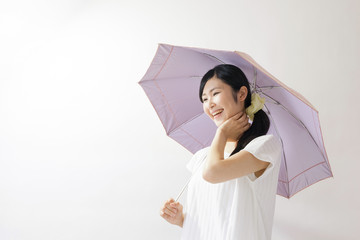 日傘をさす女性、笑顔