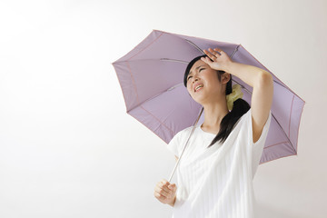 日傘をさす女性、憂鬱、暑い