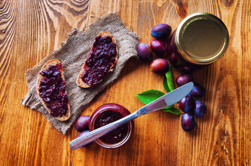 Fototapeta na wymiar Sandwich with fresh plum jam