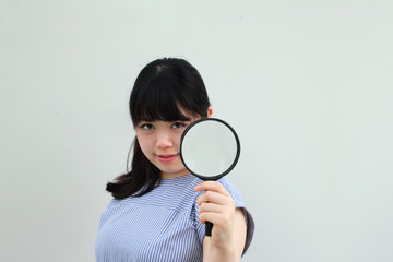 虫眼鏡を覗く女の子｜日本人モデル｜バストアップ