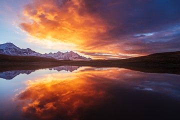 Fototapeta na wymiar Beautiful sunrise in mountains near lake
