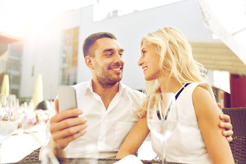 Obraz na płótnie Canvas couple taking selfie with smatphone at restaurant