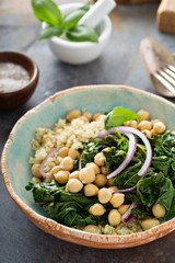 Warm salad with kale, chickpeas and quinoa