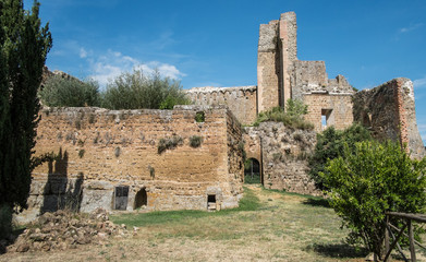 Beautiful view of the Rocca Aldobrandesca in Sovana, Tuscany - 117836072