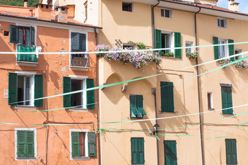 Fototapeta na wymiar case colorate in paese italiano 