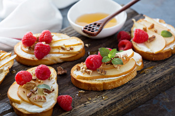 Pear bruschetta with cream cheese and honey