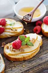 Pear bruschetta with cream cheese and honey