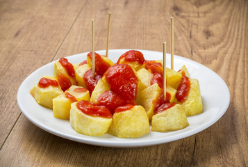 Plato de patatas bravas