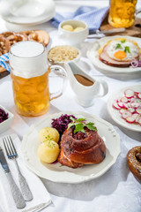 Oktoberfestbier und traditionales Essen (Schweinehaxe und verschiedene zutaten)