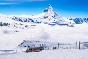 Matterhorn met zee van wolken en de trein