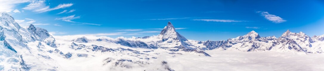 Vue panoramique sur le Cervin et les montagnes enneigées au Gornergrat, Suisse