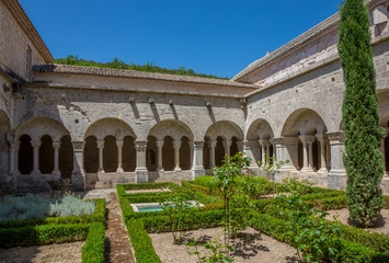Cloître de l'abbaye Notre-Dame de Sénanque