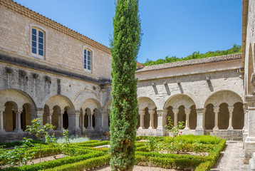 Fototapeta premium Cloître de l'abbaye Notre-Dame de Sénanque