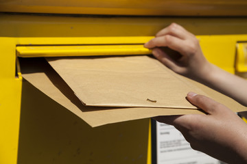 Große Brief in Briefkasten einstecken