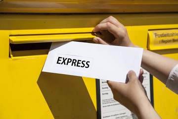 Express Brief in Briefkasten werfen