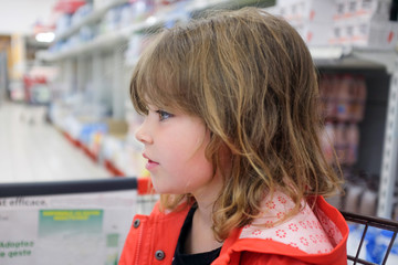 enfant dans un caddie