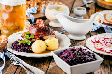 Oktoberfestbier und traditionales Essen (Schweinehaxe und verschiedene zutaten)