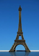 Fototapeta na wymiar Torre Eiffel sobre fondo de cielo azul, souvenirs, viaje, París, Francia